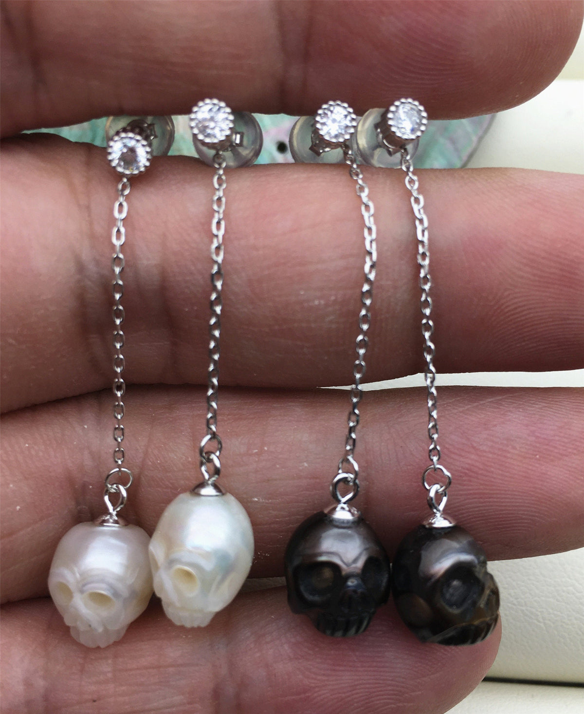 White/Black Carved Skull Pearl Stud Earrings — SE3-027-13