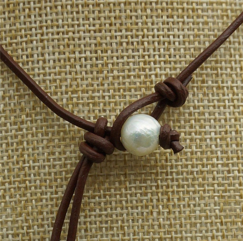 Round pearl, high luster, Leather Pearl Necklace, Pearl Leather Necklace, White Freshwater pearl, Light brown Leather Pearl necklace, Le1-094
