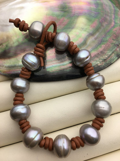 Gray button round freshwater pearl Leather bracelet, Handmade Cuff, Black Pearls on Brown Leather, Black leather bracelet, Le7-003
