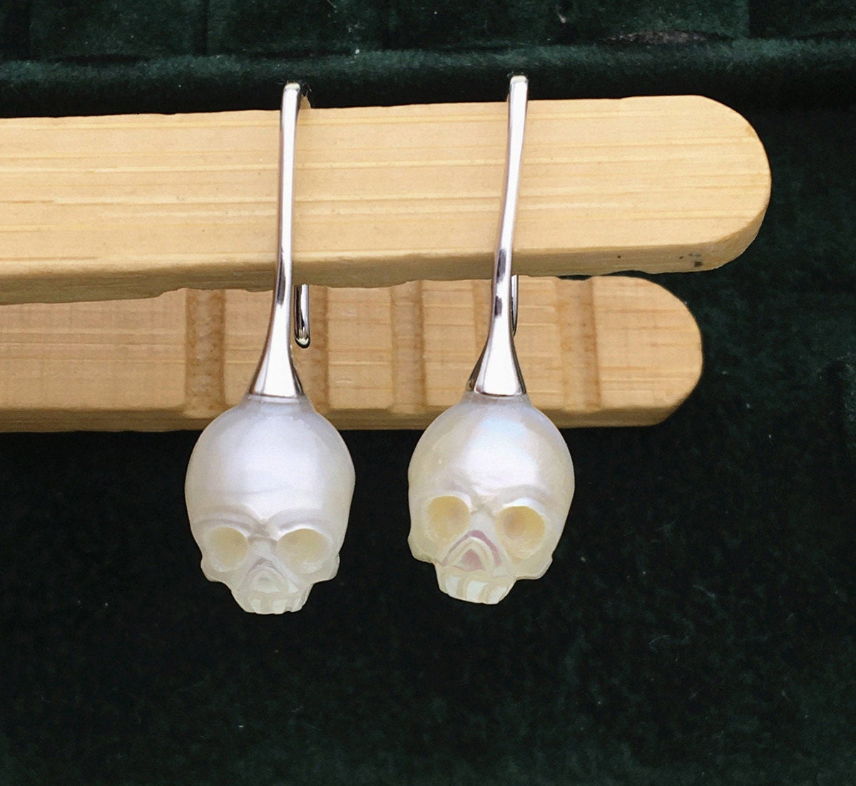 AAA 8mm white/Gray/Black HandMade Carved Skull Freshwater Pearl Dangle Earrings,Pearl Earrings for Women Girls,SE3-027-2
