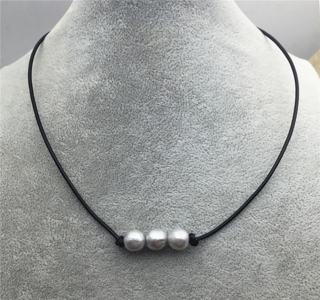 Three gray round pearl necklace, Leather Pearl Choker, Pearl Leather Necklace, White Freshwater pearl, LIGHT BROWN, Le1-074