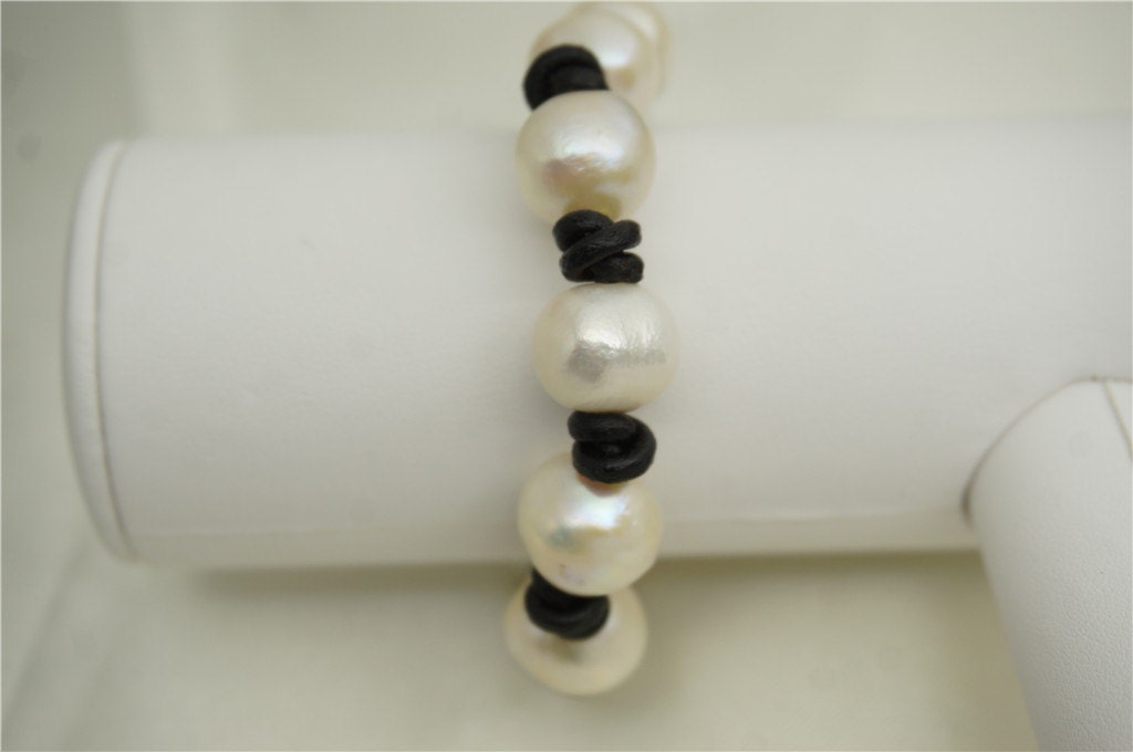 11mm big pearl bracelet, Leather Pearls Bracelet, Handmade Cuff, White Pearls on Brown Leather, Black leather bracelet, Le7-031