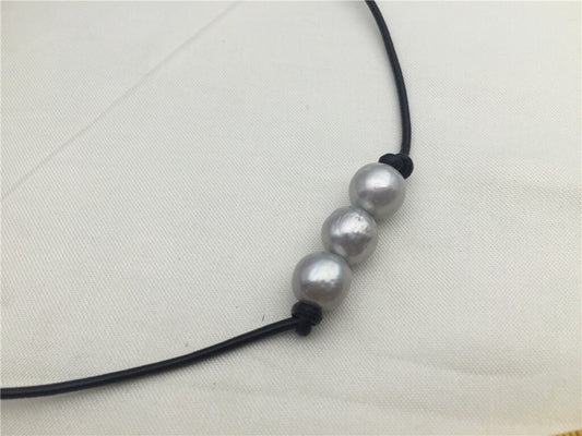 Three gray round pearl necklace, Leather Pearl Choker, Pearl Leather Necklace, White Freshwater pearl, LIGHT BROWN, Le1-074