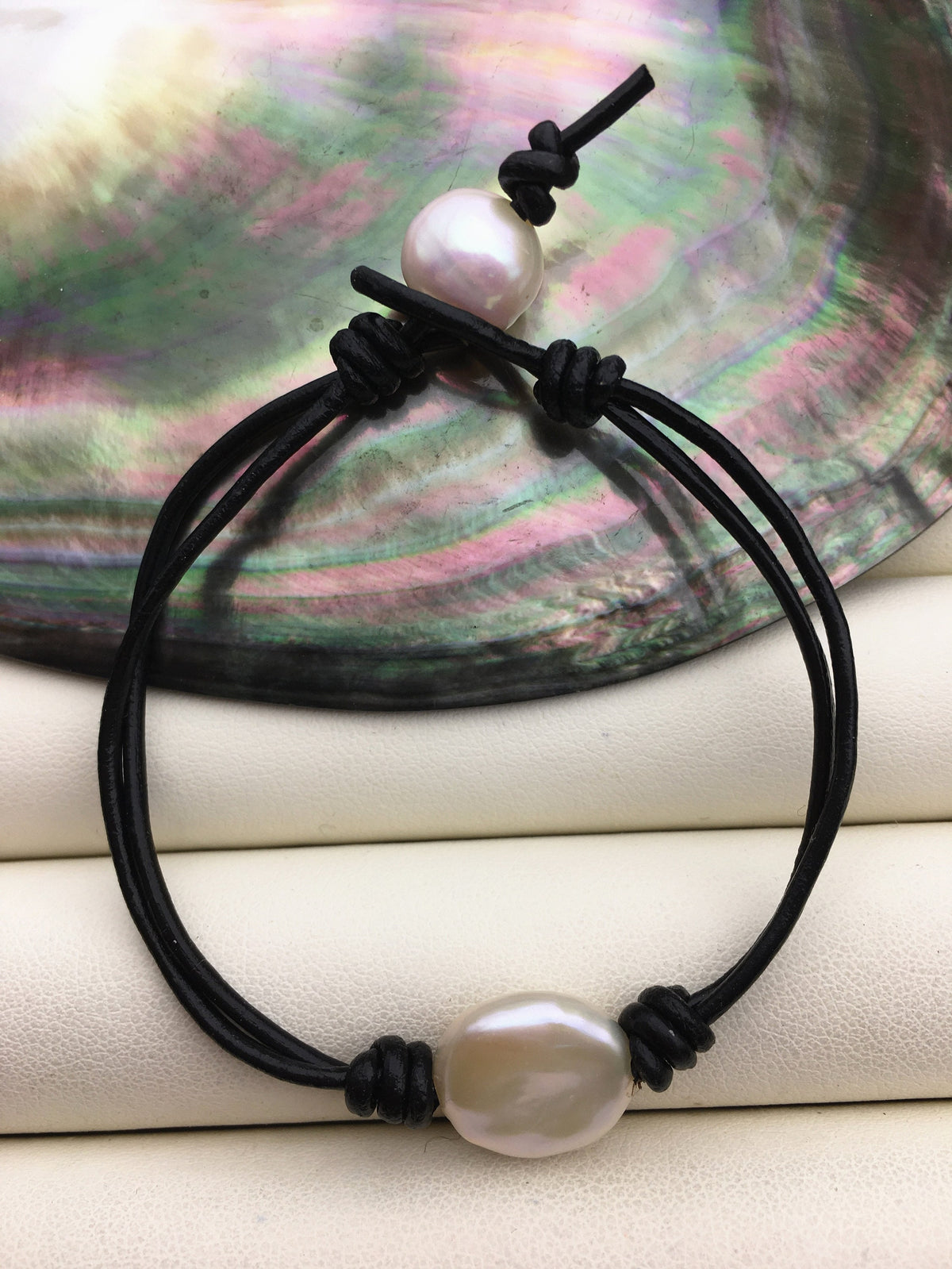Single White Big Coin Pearl fashion jewelry, pearl Leather Pearls Bracelet - plait leather bracelet - Genuine freshwater pearl - Le7-194