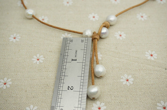 High-Luster White Freshwater Pearl & Light Brown Leather Necklace | Le1-032