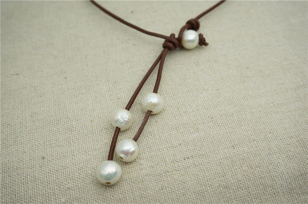 Round pearl, high luster, Leather Pearl Necklace, Pearl Leather Necklace, White Freshwater pearl, Light brown Leather Pearl necklace, Le1-094