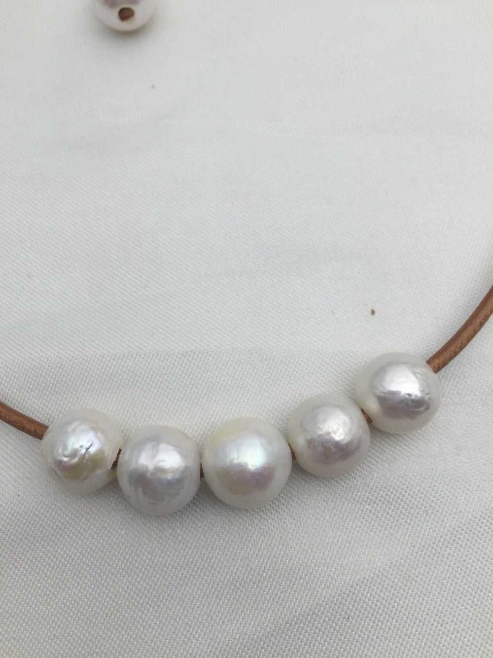 Five Round pearl leather necklace, Leather Pearl Necklace, Light brown Leather Pearl necklace, Le1-027