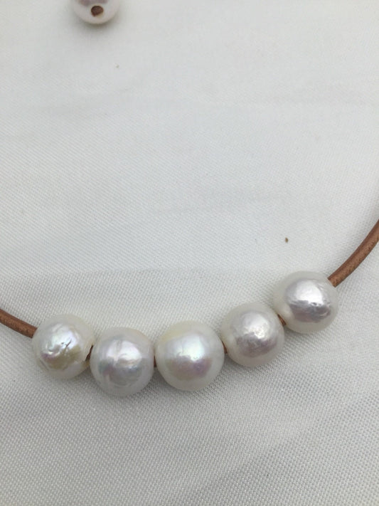 Five Round pearl leather necklace, Leather Pearl Necklace, Light brown Leather Pearl necklace, Le1-027