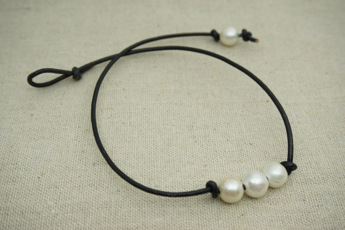 Three pearl necklace, Leather Pearl Choker, Pearl Leather Necklace, White Freshwater pearl, Black Leather Pearl necklace, BROWN, Le1-009