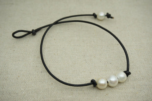 Three pearl necklace, Leather Pearl Choker, Pearl Leather Necklace, White Freshwater pearl, Black Leather Pearl necklace, BROWN, Le1-009