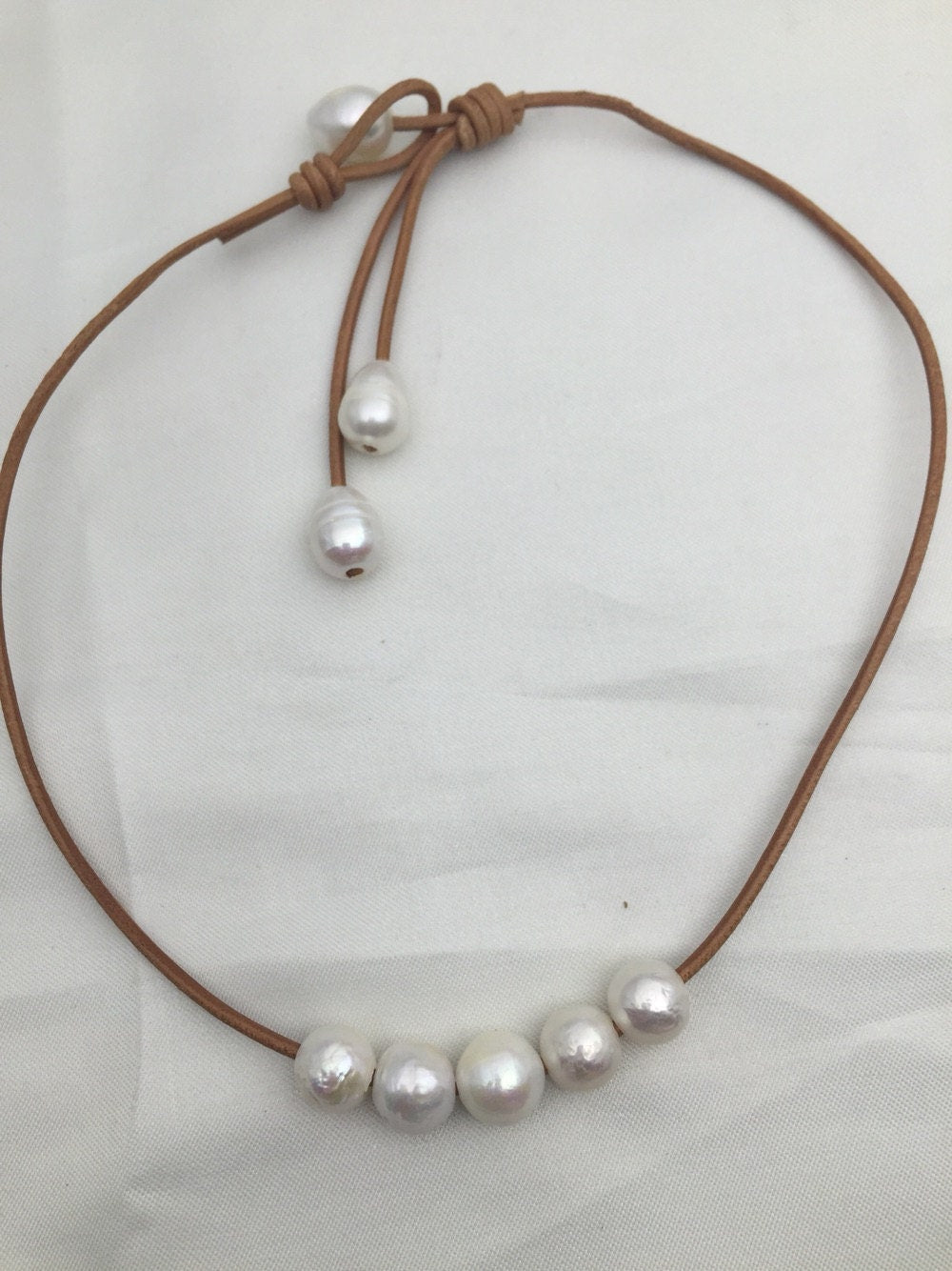 Five Round pearl leather necklace, Leather Pearl Necklace, Light brown Leather Pearl necklace, Le1-027