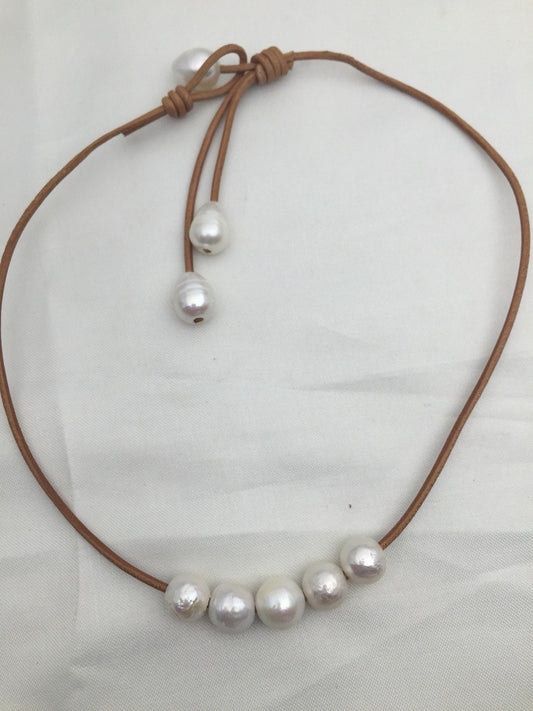 Five Round pearl leather necklace, Leather Pearl Necklace, Light brown Leather Pearl necklace, Le1-027