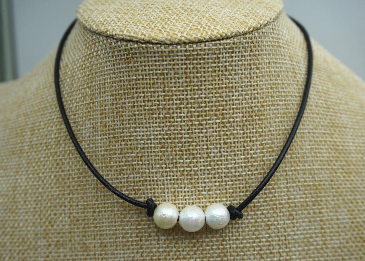 Three pearl necklace, Leather Pearl Choker, Pearl Leather Necklace, White Freshwater pearl, Black Leather Pearl necklace, BROWN, Le1-009