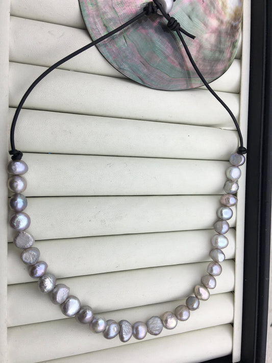 Gray baroque pearl Pearl and Leather Lariat Necklace, Light brown Leather Pearl necklace, Leather baroque pearl necklace, Le2-048