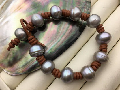 Gray button round freshwater pearl Leather bracelet, Handmade Cuff, Black Pearls on Brown Leather, Black leather bracelet, Le7-003