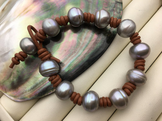 Gray button round freshwater pearl Leather bracelet, Handmade Cuff, Black Pearls on Brown Leather, Black leather bracelet, Le7-003