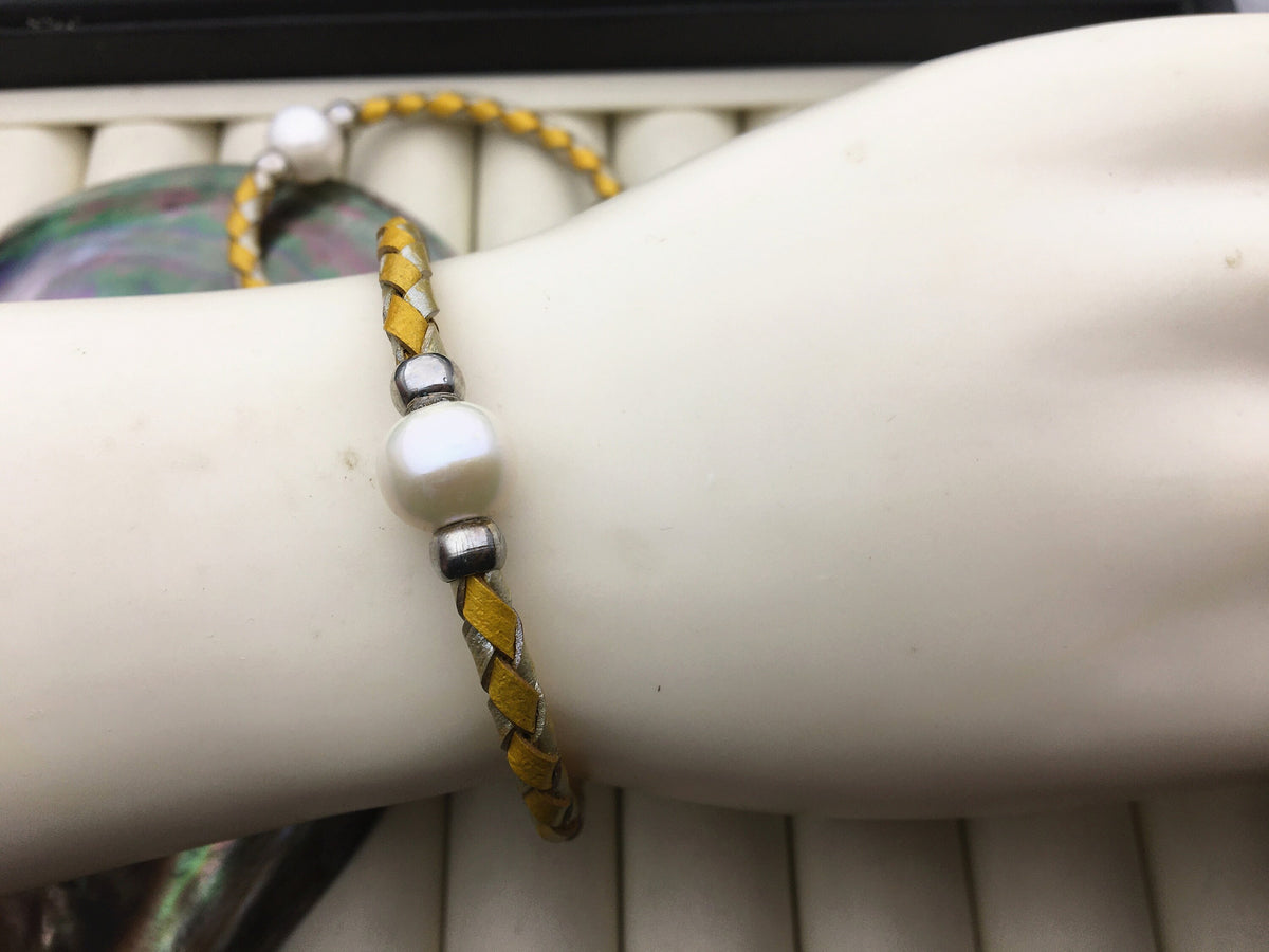 7.5'' yellow leather elastic pearl Bracelet,10mm Big white Freshwater Pearl Bracelet, Wedding Bracelet,B8-035