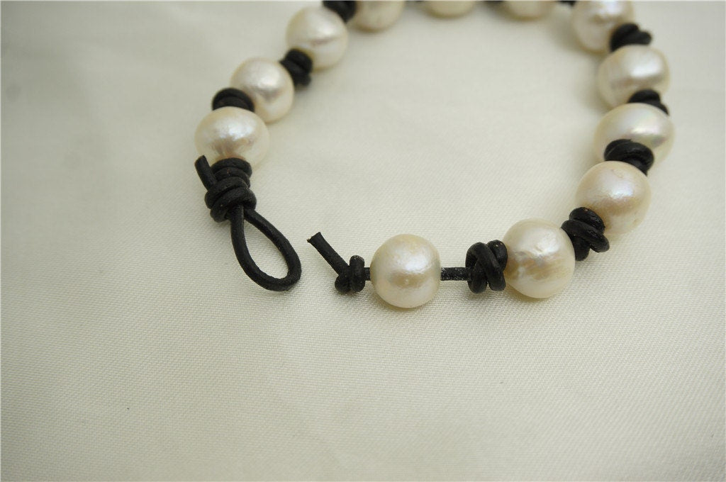 11mm big pearl bracelet, Leather Pearls Bracelet, Handmade Cuff, White Pearls on Brown Leather, Black leather bracelet, Le7-031