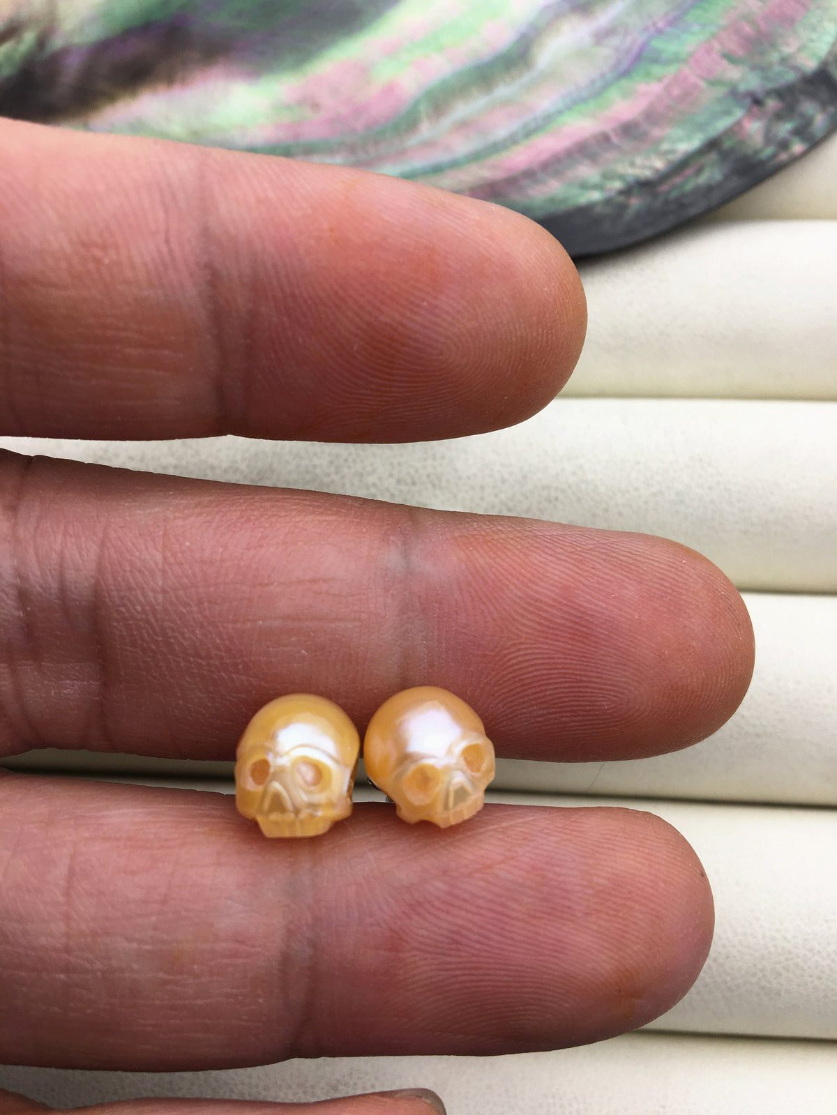 AAA 8mm/10mm white/pink/purple/black/gray HandMade Carved Skull Freshwater Pearl Stud Earrings, Stud Earrings for Women Girls, SE3-016