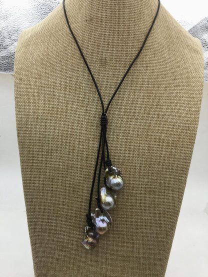 4 big Gray flameball pearl leather drop necklace,Pearl and Leather Lariat Necklace,Leather Pearl necklace,Le4-059