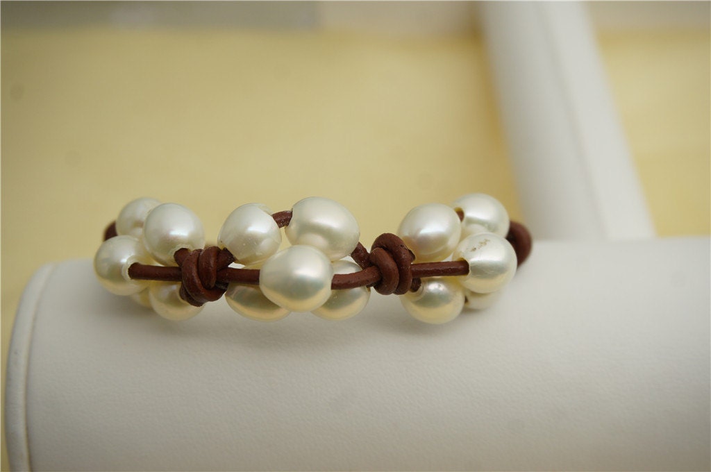 Rice white pearl leather necklace, twisted leather pearl bracelet, knotted freshwater pearl bracelet, Leather Pearls Bracelet, Le7-060