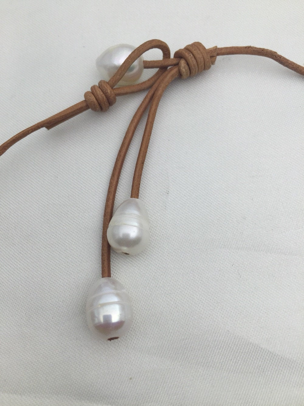 Five Round pearl leather necklace, Leather Pearl Necklace, Light brown Leather Pearl necklace, Le1-027